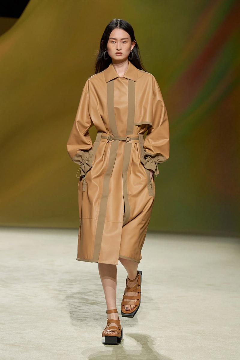Sa mạc bỏng rẫy đầy lộng lẫy trên sàn catwalk mới nhất của Hermès - ảnh 19