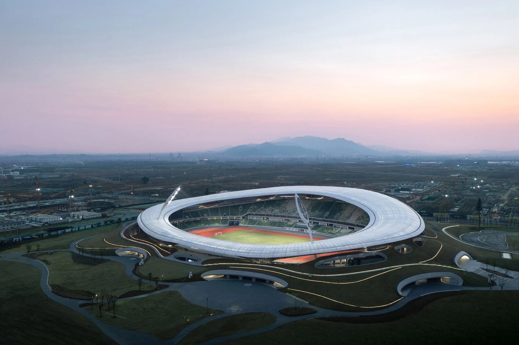 Sân vận động trong tổ hợp ngầm lớn nhất thế giới tại Trung Quốc - ảnh 1