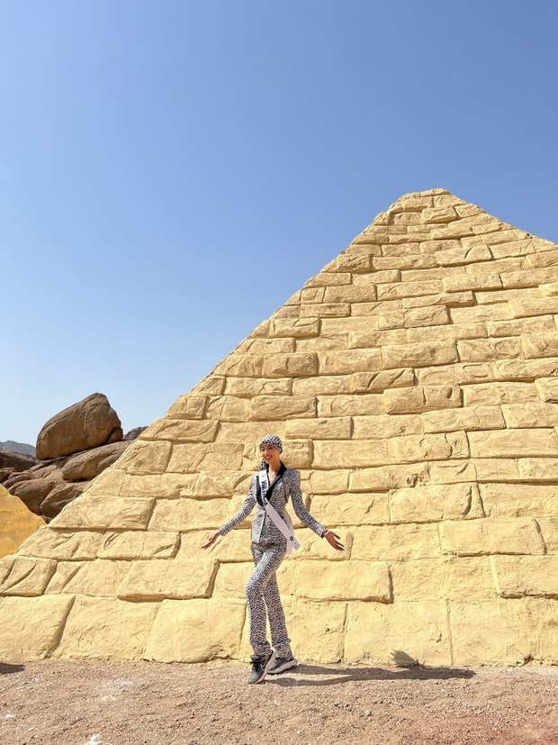Á hậu Bảo Ngọc đội khăn rằn đến thăm Kim tự tháp Ai Cập - ảnh 2