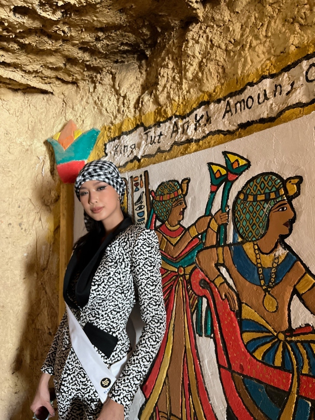 Á hậu Bảo Ngọc đội khăn rằn đến thăm Kim tự tháp Ai Cập - ảnh 1