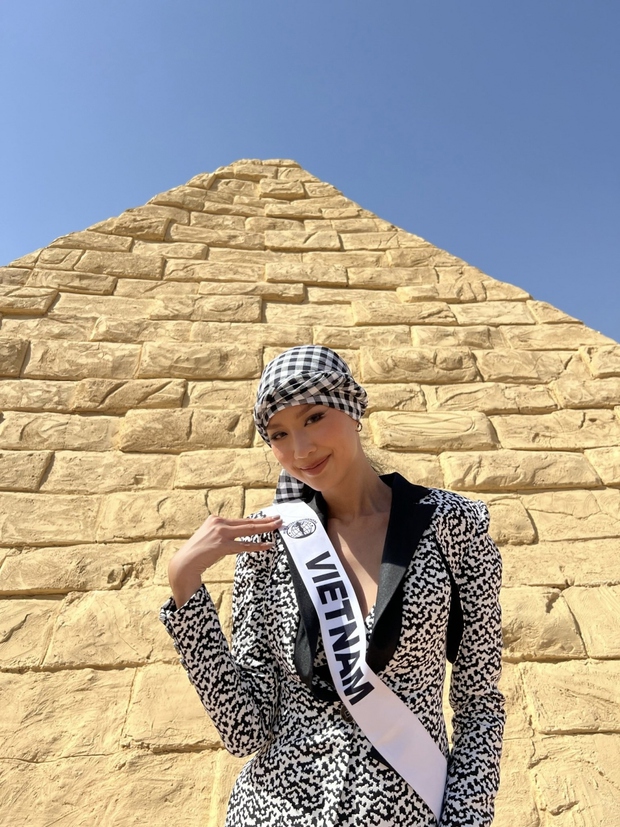 Á hậu Bảo Ngọc đội khăn rằn đến thăm Kim tự tháp Ai Cập - ảnh 3