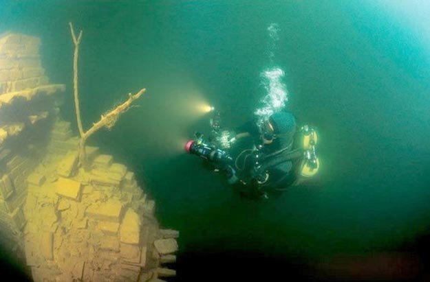 Khám phá thành phố cổ đại 1.400 năm bị chìm 40 mét dưới nước - ảnh 4