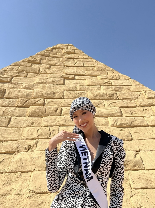 Á hậu Bảo Ngọc đội khăn rằn đến thăm Kim tự tháp Ai Cập - ảnh 5