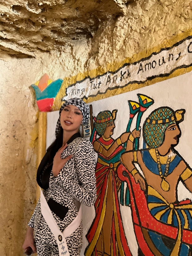 Á hậu Bảo Ngọc đội khăn rằn đến thăm Kim tự tháp Ai Cập - ảnh 4