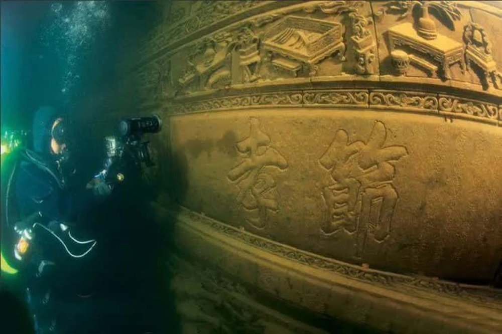 Khám phá thành phố cổ đại 1.400 năm bị chìm 40 mét dưới nước - ảnh 1