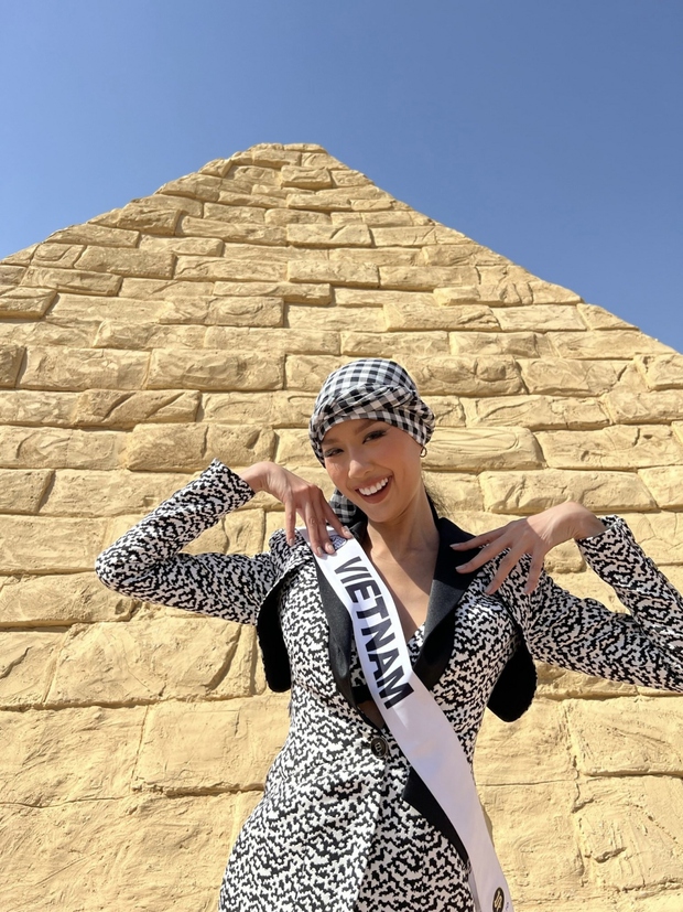 Á hậu Bảo Ngọc đội khăn rằn đến thăm Kim tự tháp Ai Cập - ảnh 7