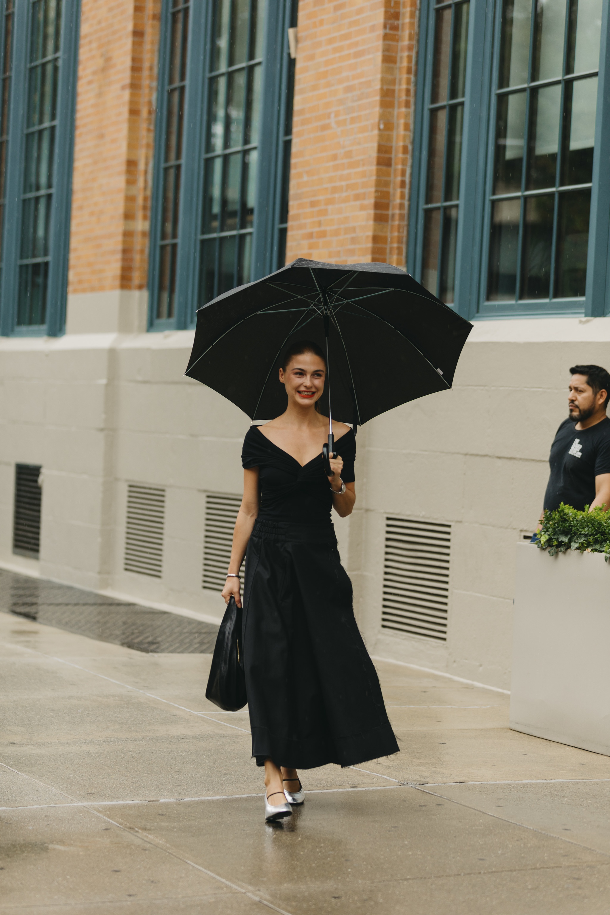 Tỏa sáng dịp cuối năm với những mẫu váy little black dress kinh điển - ảnh 5