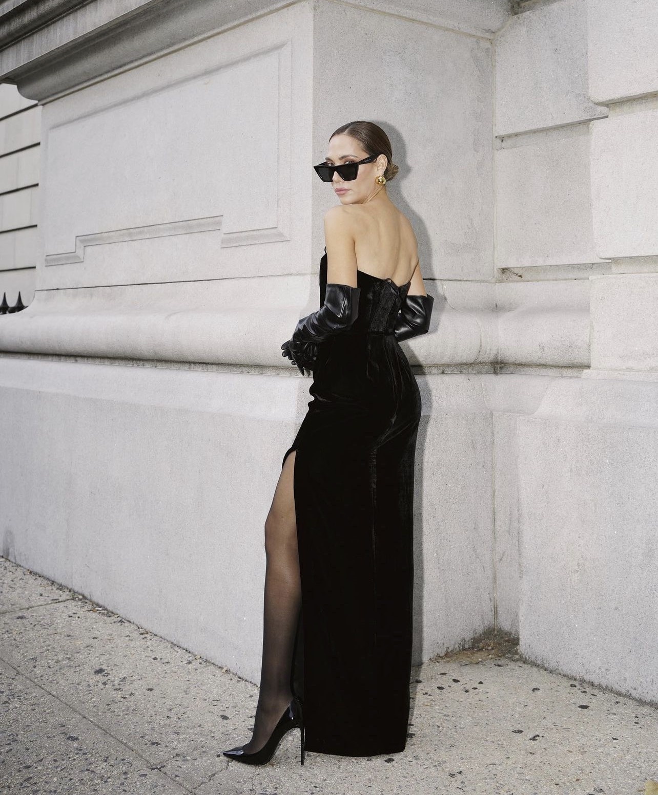 Tỏa sáng dịp cuối năm với những mẫu váy little black dress kinh điển - ảnh 9