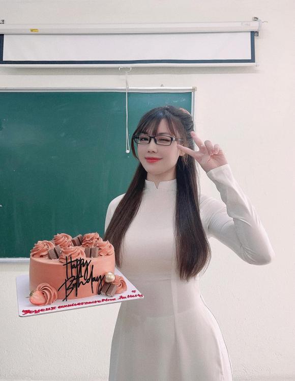 Nữ giảng viên Âu Hà My được sinh viên mừng sinh nhật trên lớp, ảnh diện áo dài ''gây sốt'' vì quá trẻ - ảnh 2