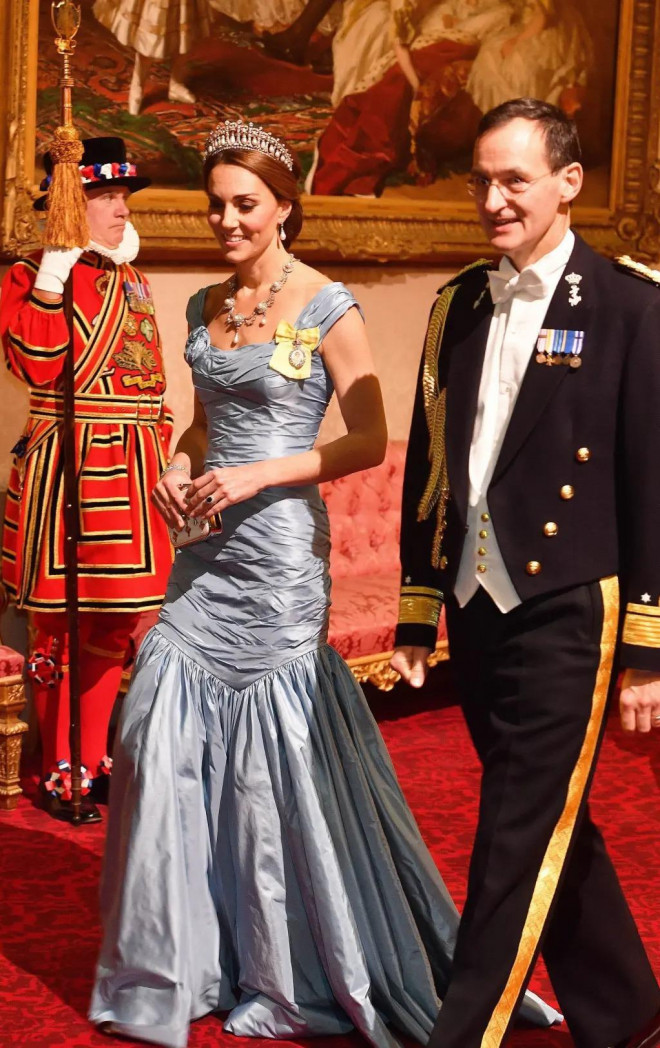 Hoàng hậu Camilla, Công nương Kate đội vương miện của mẹ chồng - ảnh 8