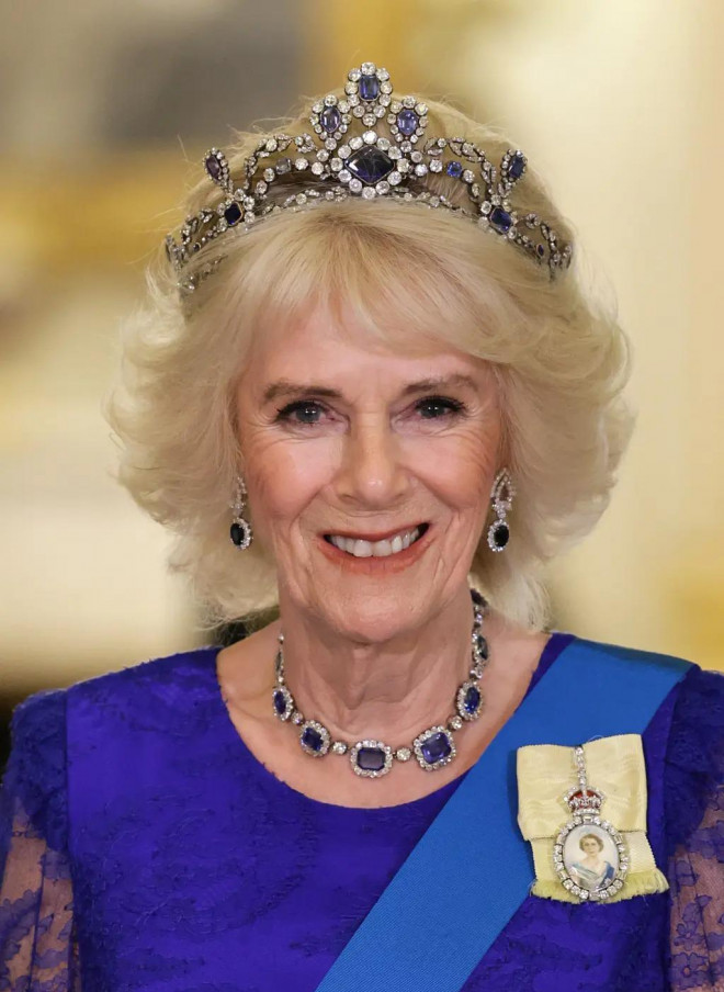 Hoàng hậu Camilla, Công nương Kate đội vương miện của mẹ chồng - ảnh 1