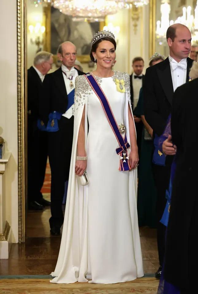 Hoàng hậu Camilla, Công nương Kate đội vương miện của mẹ chồng - ảnh 3