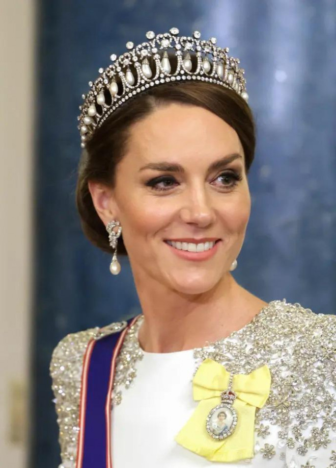Hoàng hậu Camilla, Công nương Kate đội vương miện của mẹ chồng - ảnh 4