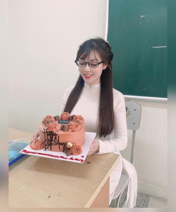 Nữ giảng viên Âu Hà My được sinh viên mừng sinh nhật trên lớp, ảnh diện áo dài ''gây sốt'' vì quá trẻ - ảnh 3