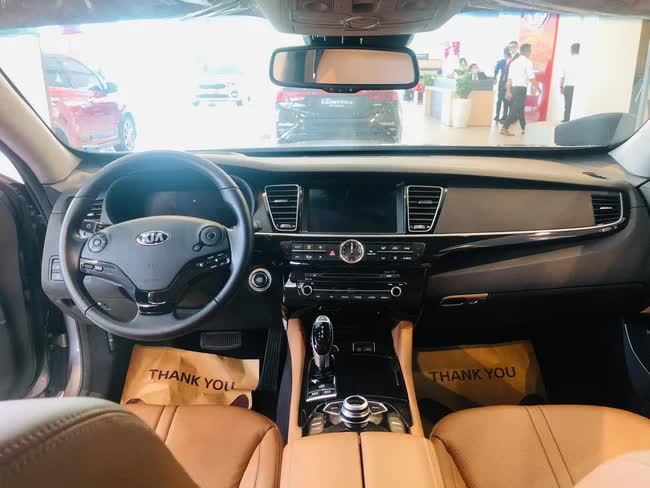 Nằm kho 6 năm, Kia Quoris còn hơn 1,9 tỷ đồng tại Việt Nam: Ngang cỡ Mercedes S-Class, giá C-Class - ảnh 6