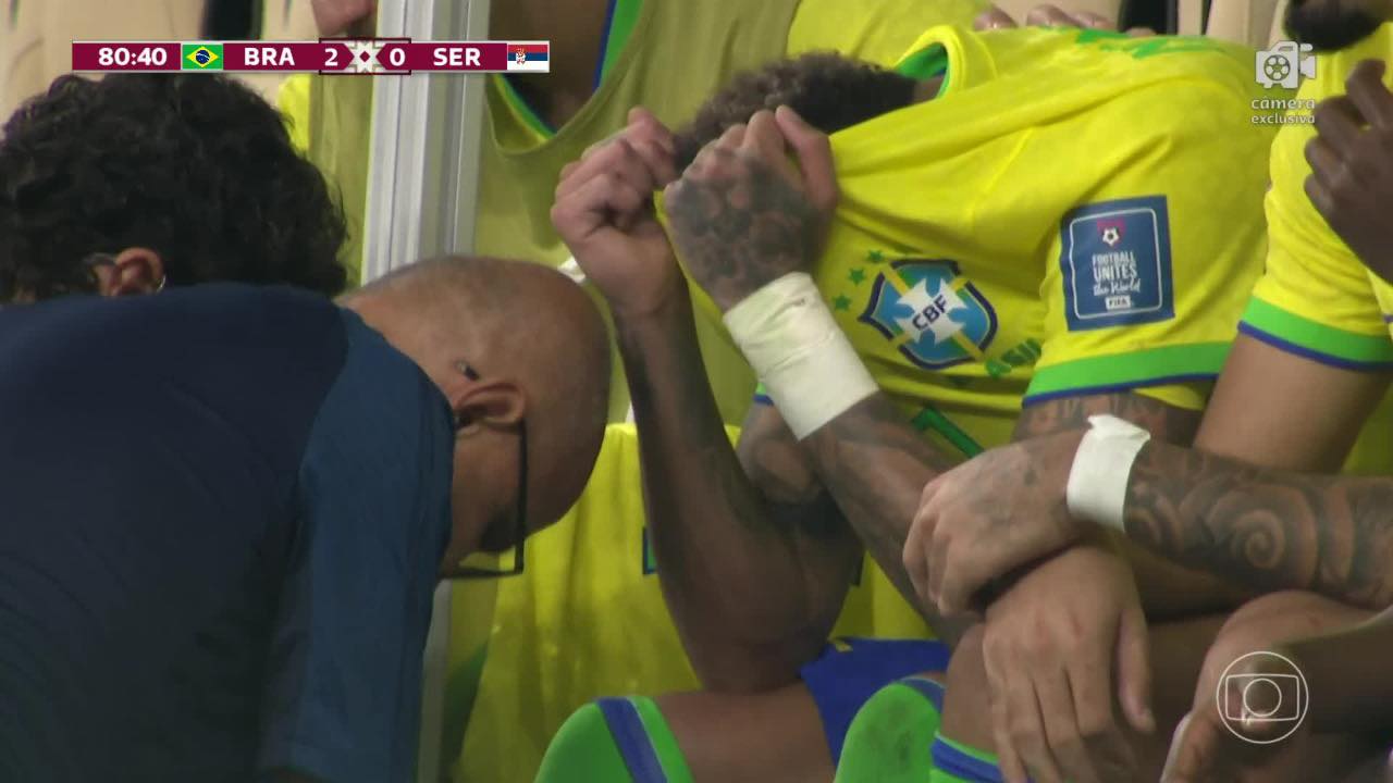 Neymar bật khóc trên ghế dự bị - ảnh 1
