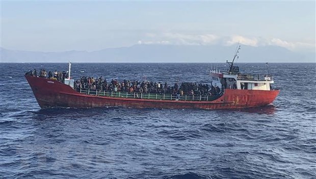 Hy Lạp giải cứu gần 500 người di cư ngoài khơi đảo Crete - ảnh 1