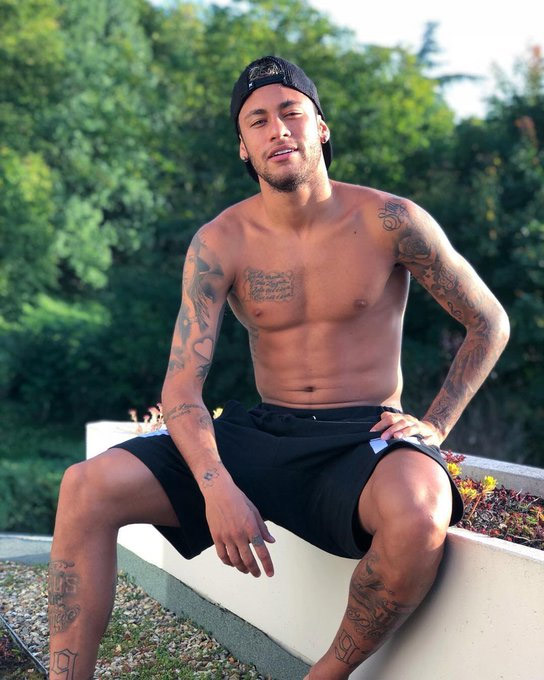 Neymar xuất hiện với vẻ ngoài 