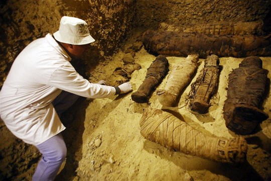 Ai Cập phát hiện nhiều xác ướp có lưỡi vàng tại địa điểm khảo cổ Quwei - ảnh 1