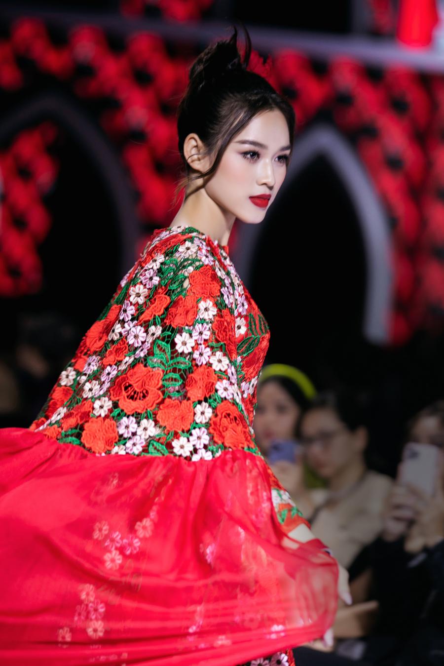 Hoa hậu Đỗ Hà - Lương Thuỳ Linh hoá 