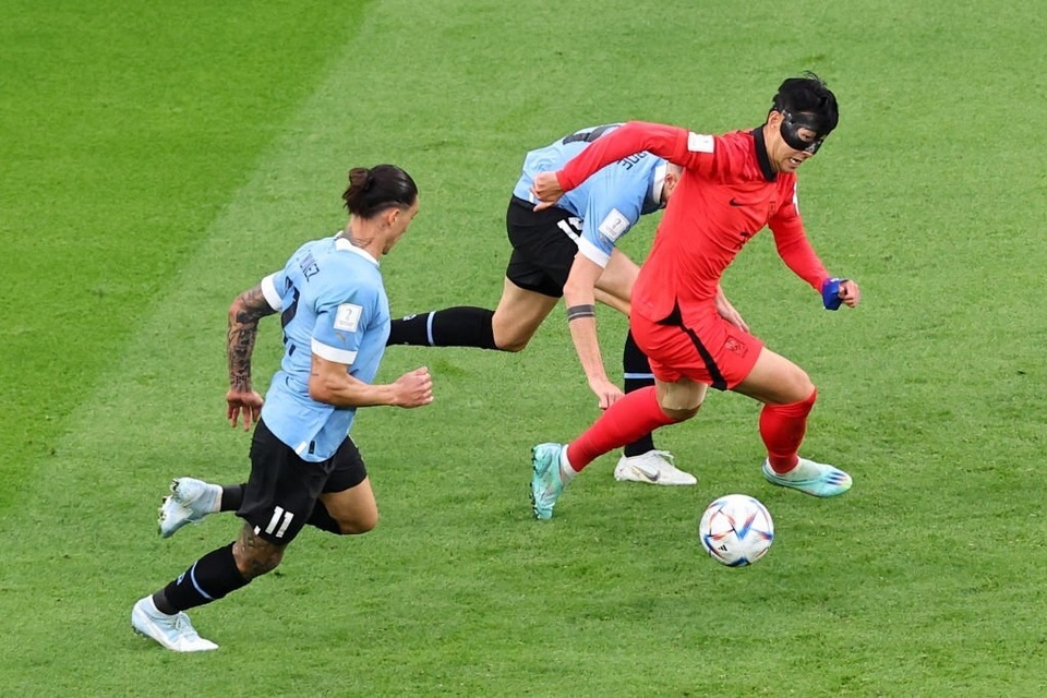 Son Heung-min gặp sự cố ở trận gặp Uruguay - ảnh 6