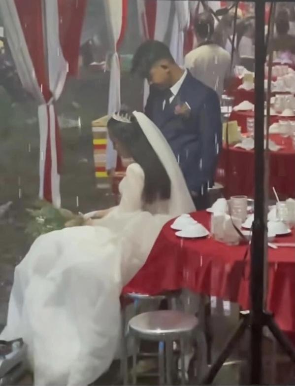 Cô dâu Nghệ An khóc thút thít vì đám cưới không có khách đến dự - ảnh 1
