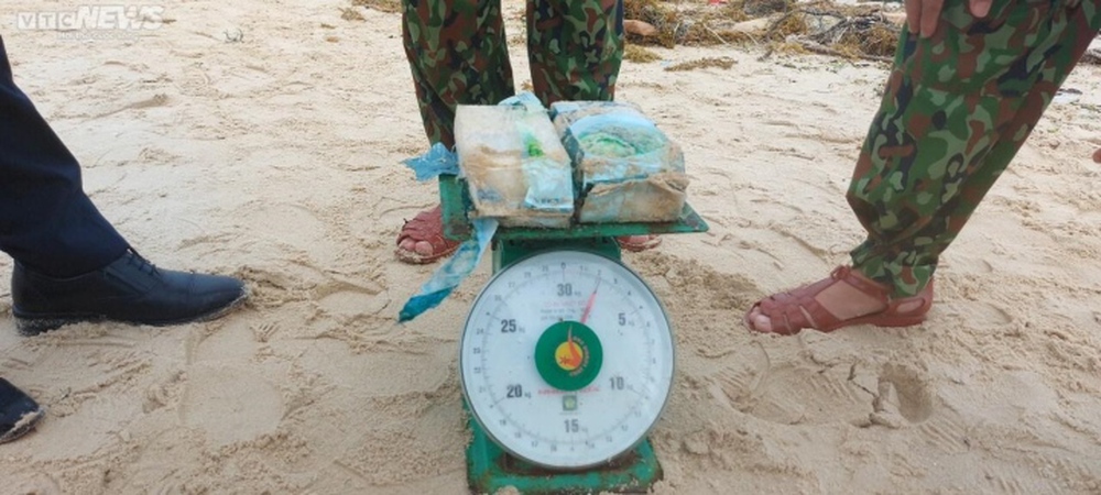 Túi ghi chữ nước ngoài nghi chứa ma tuý liên tiếp trôi vào vùng biển Quảng Trị - ảnh 1