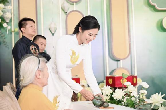Không gian lễ ăn hỏi với 500 bông sen của Hoa hậu Ngọc Hân - ảnh 2