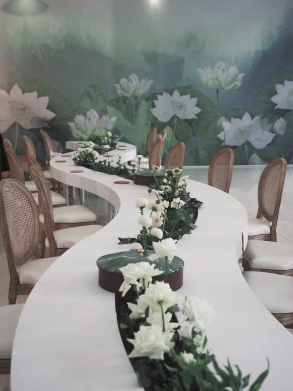 Không gian lễ ăn hỏi với 500 bông sen của Hoa hậu Ngọc Hân - ảnh 5