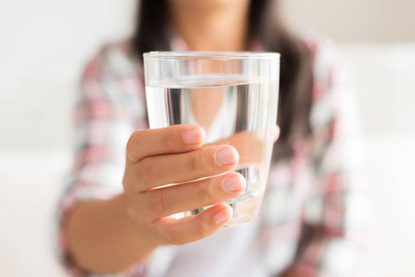 Nghiên cứu mới: Chúng ta có thể không cần uống 2 lít nước mỗi ngày - ảnh 1