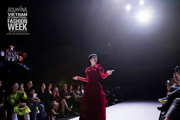 Ca sĩ Ngọc Khuê lần đầu làm model tại Tuần lễ thời trang Quốc tế Việt Nam 2022 - ảnh 2