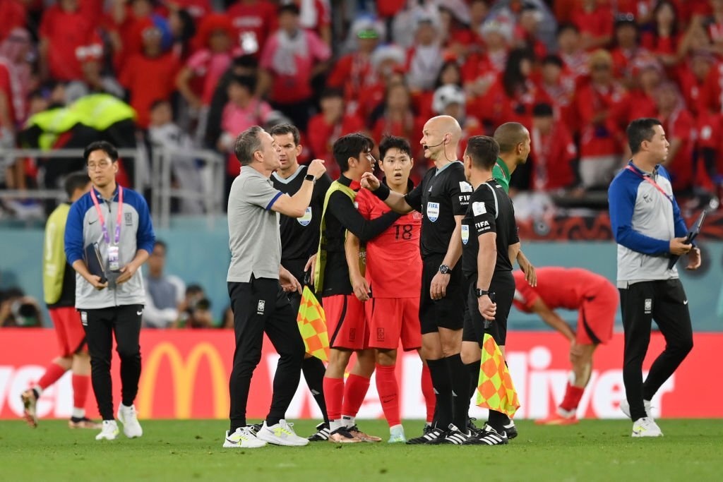 HLV tuyển Hàn Quốc nhận thẻ đỏ sau trận thua Ghana - ảnh 2