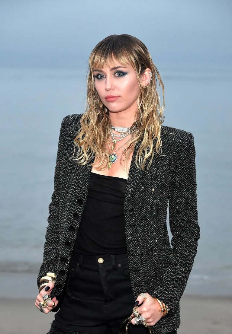 Phong cách ngày càng nổi loạn nhưng nữ tính hơn của Miley Cyrus - ảnh 7