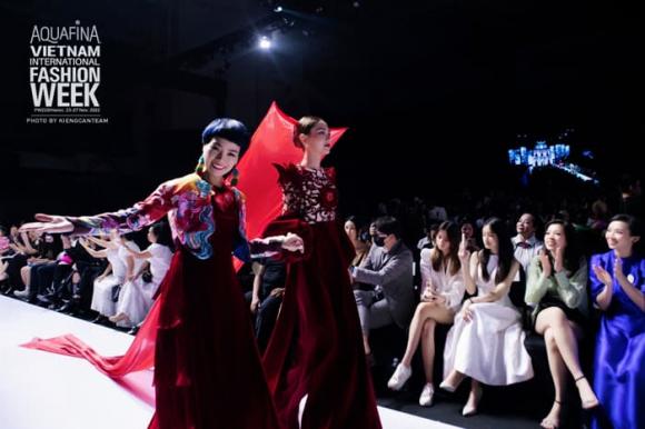 Ca sĩ Ngọc Khuê lần đầu làm model tại Tuần lễ thời trang Quốc tế Việt Nam 2022 - ảnh 8