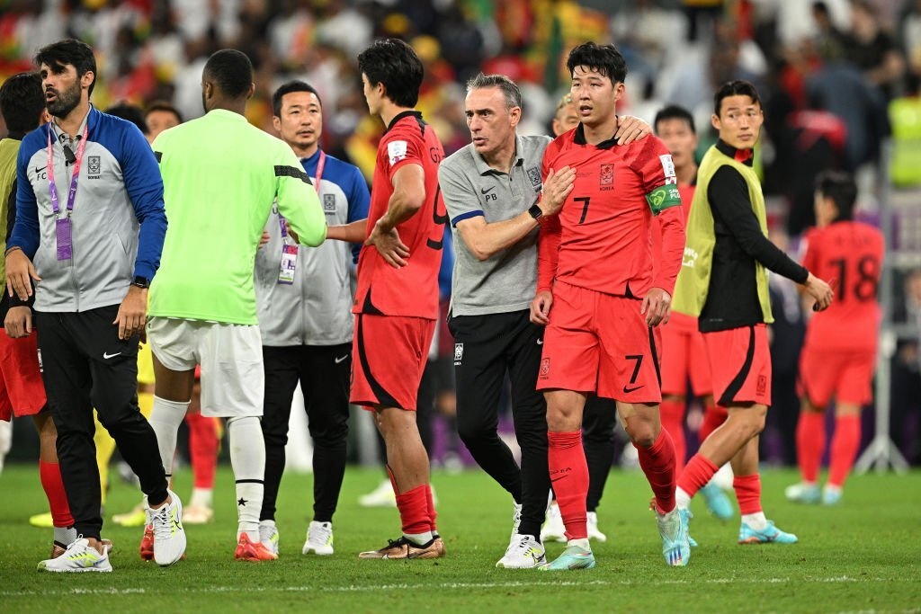 HLV tuyển Hàn Quốc nhận thẻ đỏ sau trận thua Ghana - ảnh 4