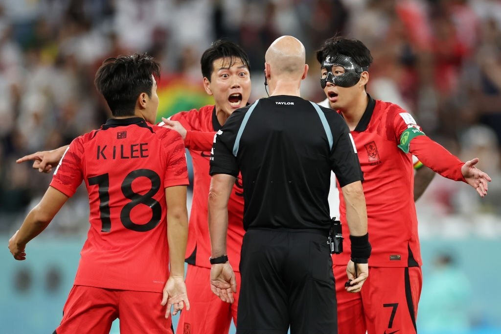 HLV tuyển Hàn Quốc nhận thẻ đỏ sau trận thua Ghana - ảnh 1