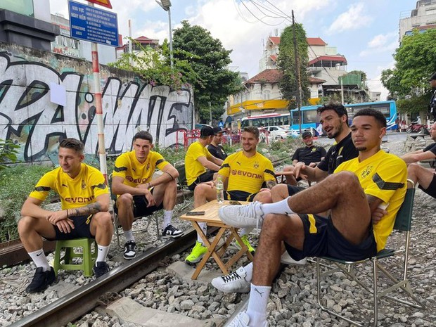 Hà Nội: Xác minh thông tin cầu thủ CLB Dortmund ngồi cà phê đường tàu - ảnh 1