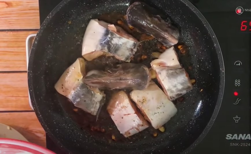 Cách nấu cá hú kho tộ ngon đậm vị nhất tại nhà - ảnh 17