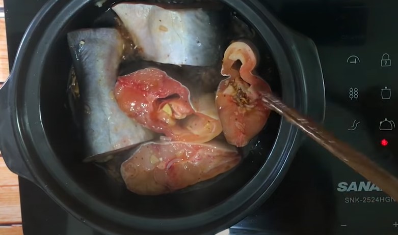 Cách nấu cá hú kho tộ ngon đậm vị nhất tại nhà - ảnh 8