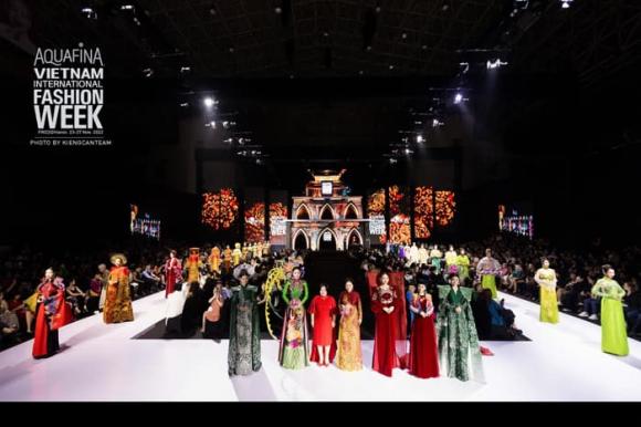 Ca sĩ Ngọc Khuê lần đầu làm model tại Tuần lễ thời trang Quốc tế Việt Nam 2022 - ảnh 9