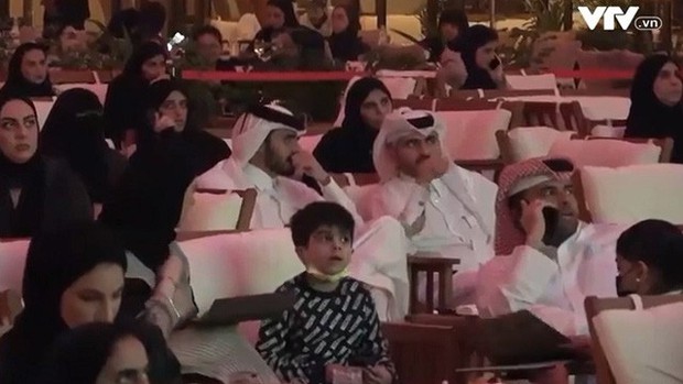 Phong cách xem bóng đá đặc trưng của người Qatar - ảnh 1