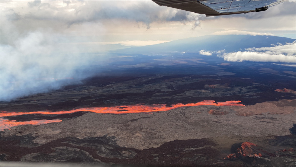 Núi lửa lớn nhất thế giới phun trào sau gần 40 năm - ảnh 2