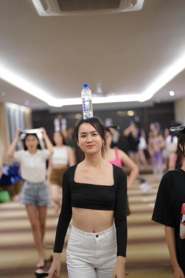 Thí sinh Hoa hậu Việt Nam đội sổ, ngậm đũa catwalk với mặt mộc - ảnh 22