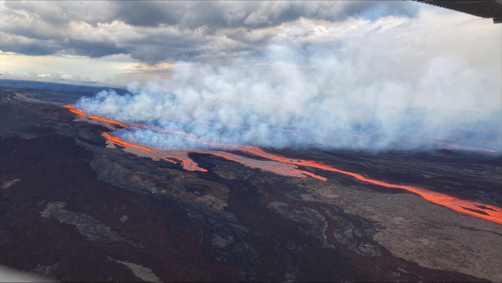 Núi lửa lớn nhất thế giới phun trào sau gần 40 năm - ảnh 3