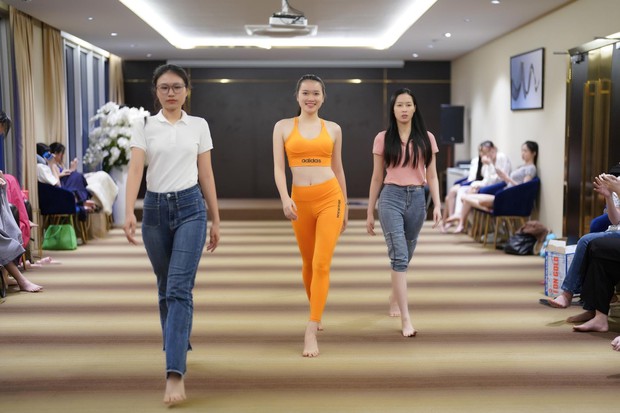 Thí sinh Hoa hậu Việt Nam đội sổ, ngậm đũa catwalk với mặt mộc - ảnh 6