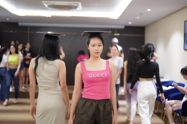 Thí sinh Hoa hậu Việt Nam đội sổ, ngậm đũa catwalk với mặt mộc - ảnh 9