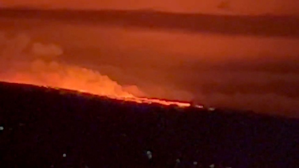 Núi lửa lớn nhất thế giới phun trào sau gần 40 năm - ảnh 1