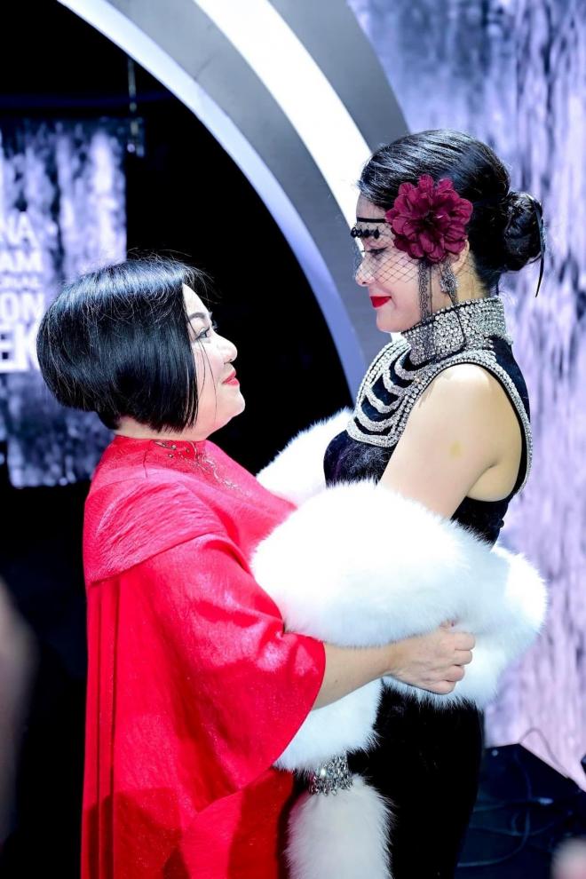 BST ‘Be Your Queen’ bùng nổ trong lần đầu tham dự Tuần lễ Thời trang Quốc tế Việt Nam, giá trị khác biệt của Jang HaNa - ảnh 11