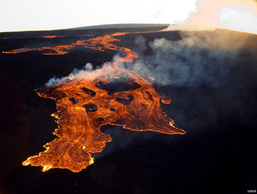 Núi lửa lớn nhất thế giới phun trào sau gần 40 năm - ảnh 5