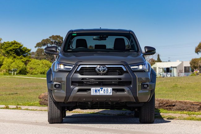 Đại lý nhận đặt cọc Toyota Hilux 2023: Giá dự kiến 1,05 tỷ đồng, vượt Ranger, đắt nhất phân khúc - ảnh 1